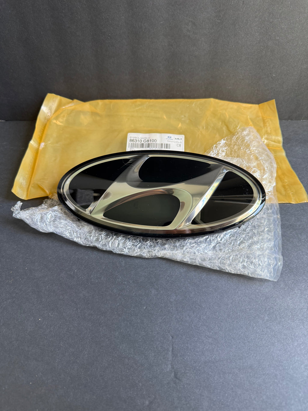 GENUINE Front Bumper Grille Emblem for 2018-2019 Hyundai Sonata 86310G8100.