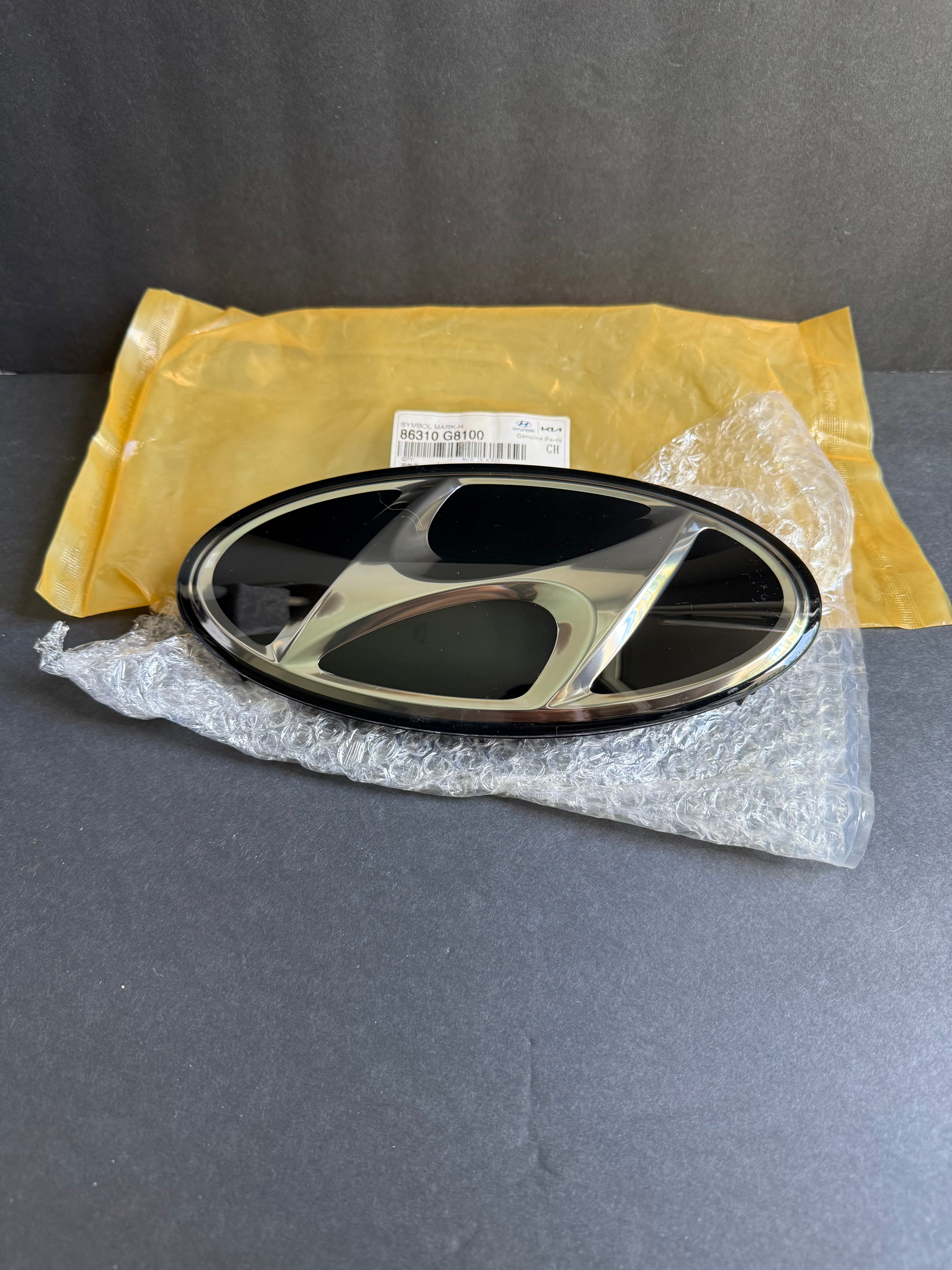 GENUINE Front Bumper Grille Emblem for 2018-2019 Hyundai Sonata 86310G8100.